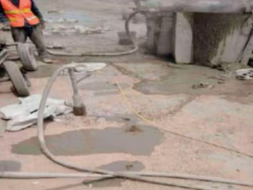 日喀则水泥混凝土路面板底注浆技术 路面脱空注浆整治方案